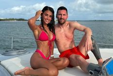 Lionel Messi posó con Antonela en un barco, con una bota ortopédica en su pierna derecha, producto de una lesión ligamentaria en su tobillo. Foto: @antonelaroccuzzo