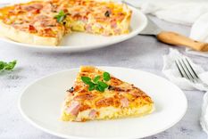 Admira el jamón y el queso mozzarella derretido, nuestros dos ingredientes favoritos ¡te encantará esta tarta! Admira el jamón y el queso mozzarella derretido, nuestros dos ingredientes favoritos ¡te encantará esta tarta!