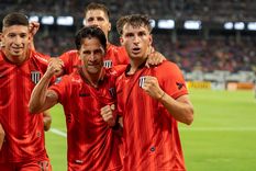 Valentino Simoni y todo Gimnasia festejan el primer rugido del Lobo en Primera división. Valentino Simoni y todo Gimnasia festejan el primer rugido del Lobo en Primera división.