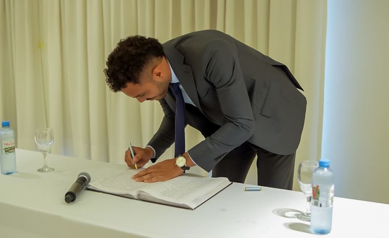 Emiliano Tejada Montivero asumió como secretario general de UTHGRA Mendoza y se convirtió, con 29 años, en el dirigente sindical más joven del país. Emiliano Tejada Montivero asumió como secretario general de UTHGRA Mendoza y se convirtió, con 29 años, en el dirigente sindical más joven del país.