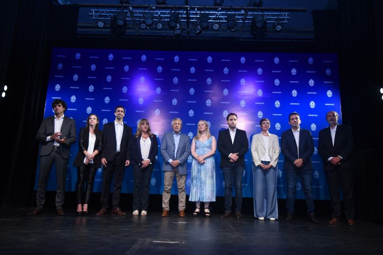 Alfredo Cornejo presentó a su equipo de gobierno Foto: Maximiliano Ríos / MDZ