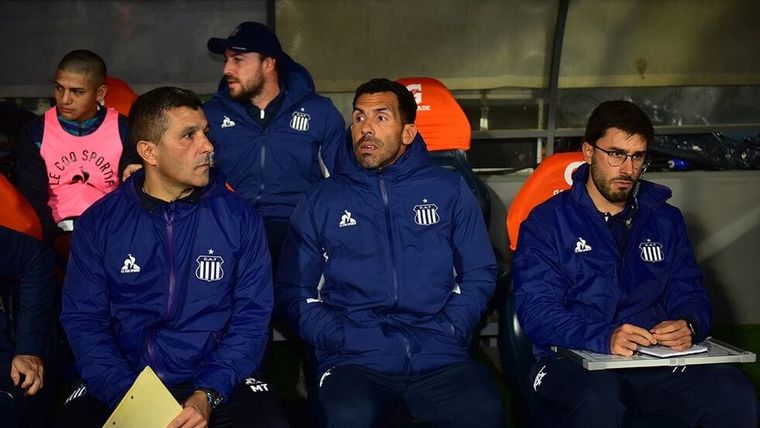 Carlos Tevez hizo su debut como DT de Talleres en la derrota 2-1 frente a San Lorenzo.