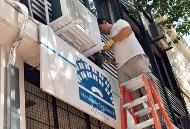 Obreros trabajan en la Legislatura. Foto: Gerardo Gómez/ MDZ