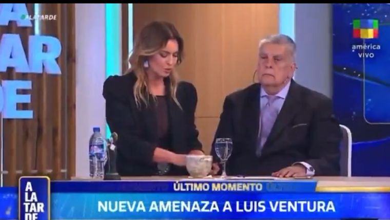 Karina Mazzocco leyendo la amenaza a Luis Ventura. Karina Mazzocco leyendo la amenaza a Luis Ventura.