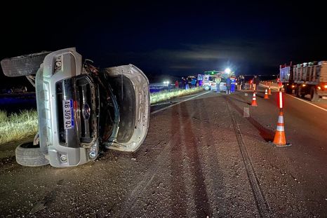 Tras el vuelco de la mujer a bordo de una camioneta, otro vehículo impactó contra el móvil municipal Foto: gentileza