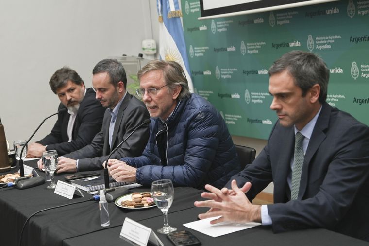 El secretario de Agricultura, Juan José Bahillo, encabezó el encuentro con las empresas del sector pesquero.