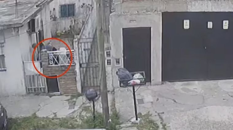 Roció con nafta a su ex pareja y a su hija y quiso prenderlas fuego  Foto: NA