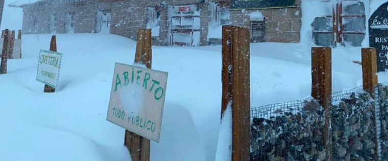 En alta montaña solo han quedo los dueños de locales y referentes de la zona. En alta montaña solo han quedo los dueños de locales y referentes de la zona.