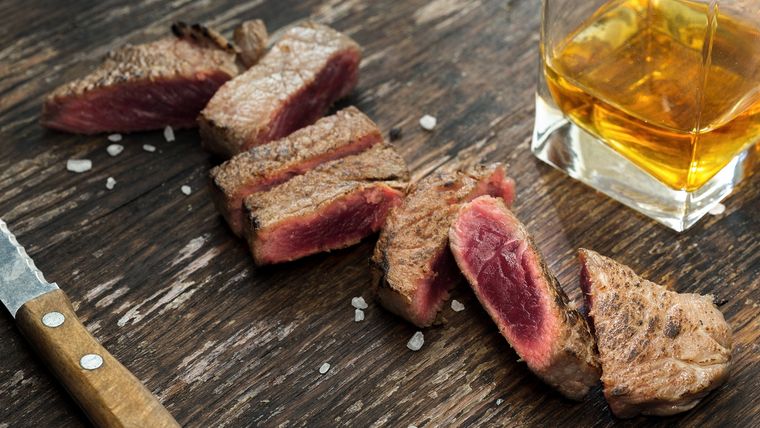 No se trata de beber el whisky mientras se ingiere la carne, sino de utilizarlas de forma previa, en el momento de su elaboración, ya sea para maridar o macerar. Foto: Whisky Advocate - https://mscwordpresscontent.s3.amazonaws.com/wa/wp-content/uploads/2017/10/Steak-and-Whiskey-1600.jpg