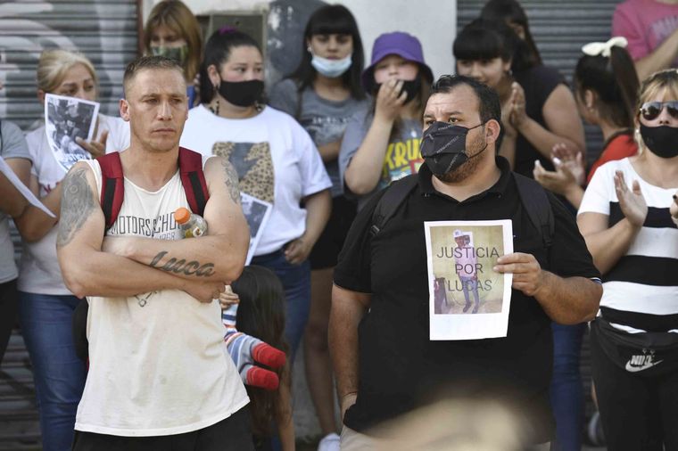 Amigos y compañeros de Lucas reclaman justicia desde hace días