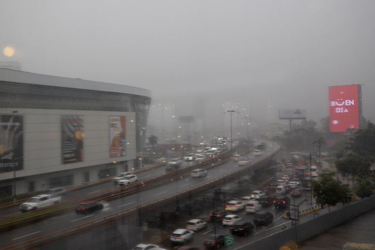 Vehículos transitan por la avenida John F. Kennedy bajo la lluvia provocada por el huracán Melissa este lunes, en Santo Domingo (República Dominicana). Vehículos transitan por la avenida John F. Kennedy bajo la lluvia provocada por el huracán Melissa este lunes, en Santo Domingo (República Dominicana).