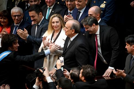 Javier Milei le tomará juramento a su nuevo ministro del Interior, Lisandro Catalán. Javier Milei le tomará juramento a su nuevo ministro del Interior, Lisandro Catalán.