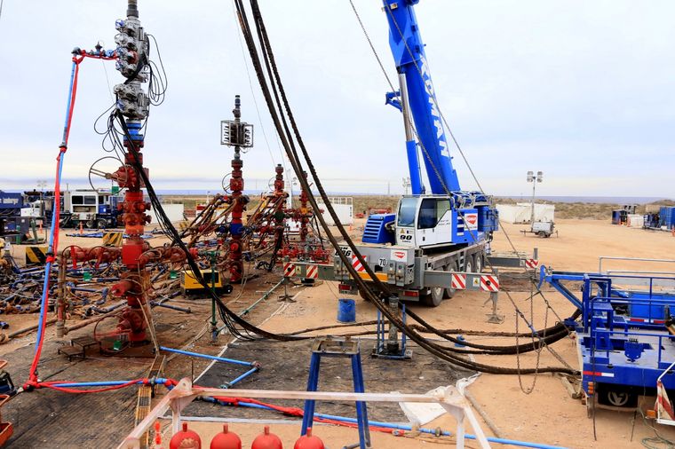 Las inversiones en Vaca Muerta continúan fuerte, impulsando la producción de petróleo y gas natural en la formación no convencional. Las inversiones en Vaca Muerta continúan fuerte, impulsando la producción de petróleo y gas natural en la formación no convencional.