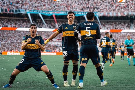 Miguel Merentiel festeja con Bareiro y el propio Paredes el penal que Leandro cambió por el 1-0 definitivo de Boca ante River. Miguel Merentiel festeja con Bareiro y el propio Paredes el penal que Leandro cambió por el 1-0 definitivo de Boca ante River.