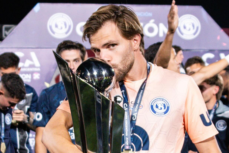 Centurión, con la Copa Argentina. Centurión, con la Copa Argentina.