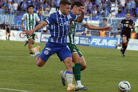 Godoy Cruz Antonio Tomba tendrá un complicado encuentro en Santa Fe ante el principal candidato al ascenso. Godoy Cruz Antonio Tomba tendrá un complicado encuentro en Santa Fe ante el principal candidato al ascenso.
