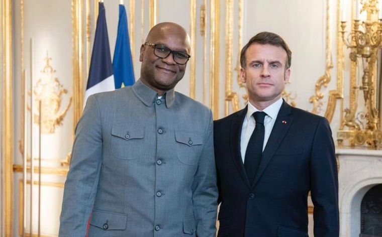 Emmanuel Macron, primer minsitro de Francia, y Nkosinathi Emmanuel “Nathi” Mthethwa, embajador de Sudáfrica.