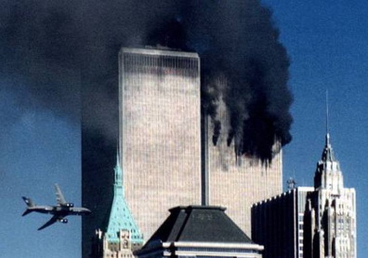 Momento en que uno de los aviones impactó contra las torres. Foto: web