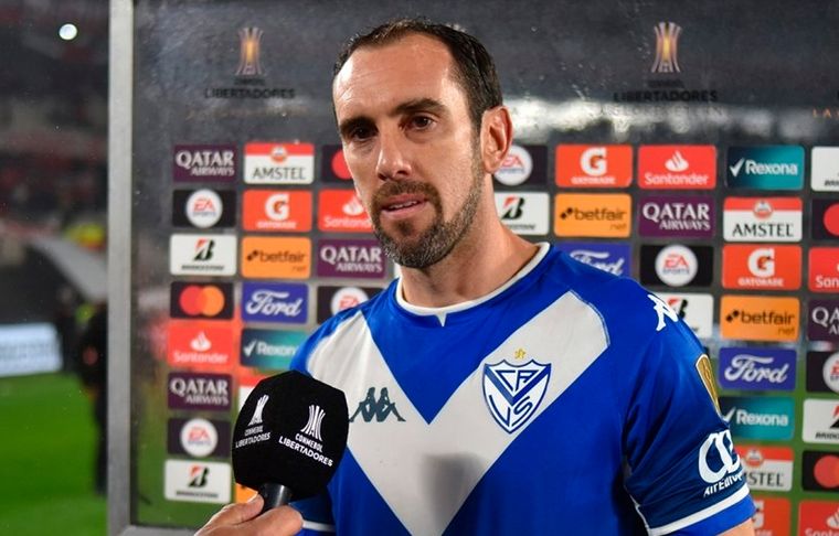 Diego Godín El futbolista fue el blanco de los memes por su escasa participación en el partido contra Talleres.