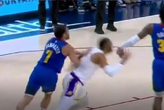 Por la espalda: Campazzo embistió a Ellington y se ganó la expulsión.