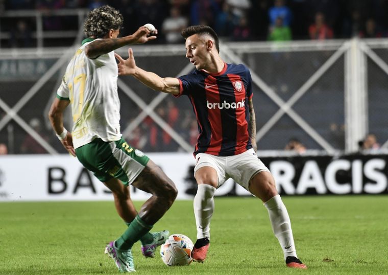 Braida escapa de la marca de Palmeiras. Foto: FotoBaires