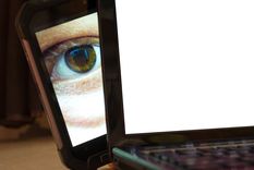 Protegé tu privacidad: aprendé a identificar ataques de un software espía en la cámara de tus dispositivos.