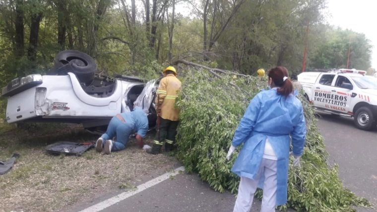 Uno de los siniestros terminó con un hombre muerto ras volcar su camioneta en El Volcán