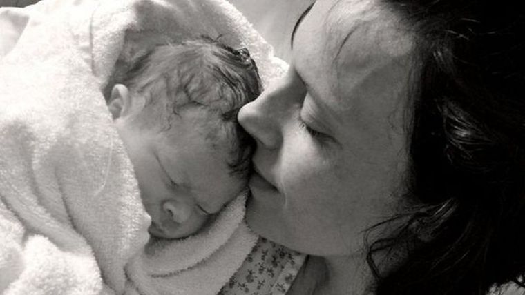 Rhiannon Davis (fotografiada con su hija Kate, que murió en 2009) hizo campaña durante años. Foto: RICHARD STANTON