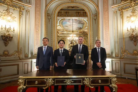 El memorando fue firmado por el ministro de Comercio, Industria y Recursos de Corea de Sur, Kim Jeong-kwan; el ministro surcoreano de Asuntos Exteriores, Cho Hyun; el canciller argentino Pablo Quirno; y el ministro de Economía, Luis Caputo.