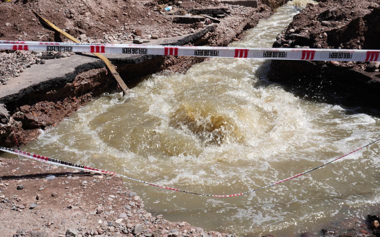 Días atrás, vecinos denunciaron el colapso del colector cloacal. Días atrás, vecinos denunciaron el colapso del colector cloacal.