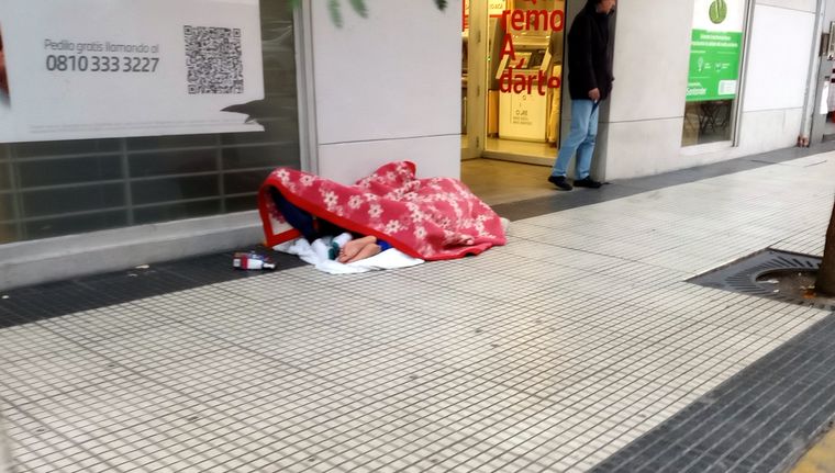 Para ayudar a las personas en situación de calle hay teléfonos disponibles. 