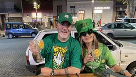 Gorros, gafas y la infaltable cerveza verde marcaron el estilo de algunos asistentes. Mirá la galería de fotos al final de la nota.