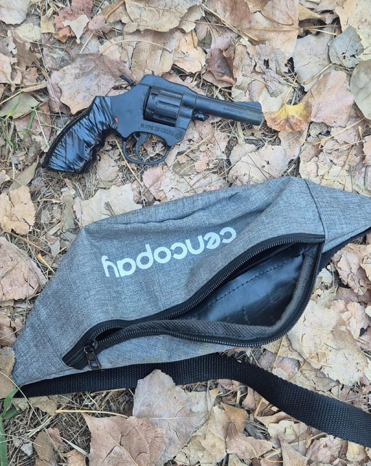 Secuestraron armas de fuego, armas blancas y sustancias ilegales en los operativos. Secuestraron armas de fuego, armas blancas y sustancias ilegales en los operativos.