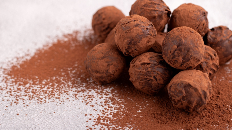 En algunas chocolaterías gourmet se prepara una receta de trufas con oro comestible. En algunas chocolaterías gourmet se prepara una receta de trufas con oro comestible.