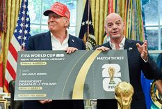 Donald Trump, presidente de Estados Unidos, y Gianni Infantino, titular de la FIFA, posan con una gigantografía del ticket oficial de la Copa del Mundo 2026.