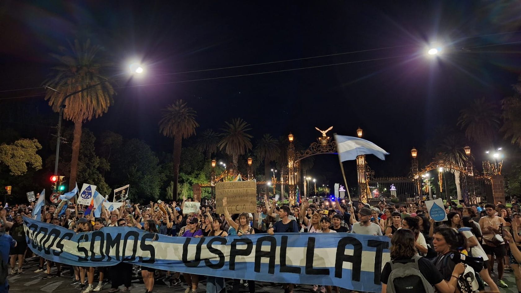 Desde el Ministerio de Seguridad aseguran que hubo agresiones y daños en la vía pública.