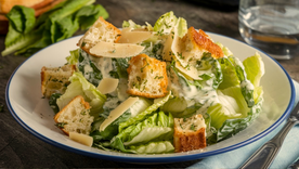 Esta es la receta definitiva de verano: ensalada César fácil y deliciosa