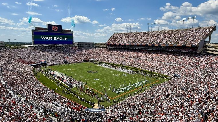 El Jordan-Hare Stadium es un mítico estadio de fútbol americano colegial ubicado en Auburn, Alabama. Fue inaugurado en el año de 1939, tiene una capacidad para a 87.451 espectadores. Argentina enfrentará allí a Islandia. El Jordan-Hare Stadium es un mítico estadio de fútbol americano colegial ubicado en Auburn, Alabama. Fue inaugurado en el año de 1939, tiene una capacidad para a 87.451 espectadores. Argentina enfrentará allí a Islandia. 