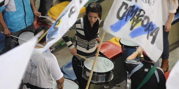 Fuera de los visitantes, el PJ se movilizó para dar color al Polimeni. Foto: Alf Ponce / MDZ