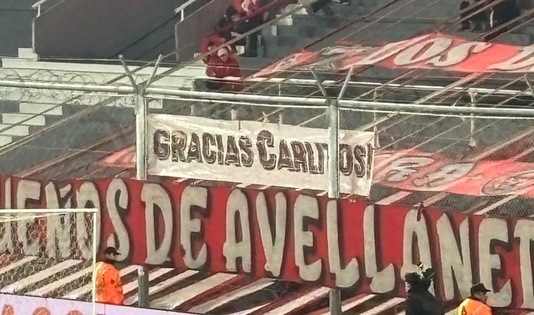 La bandera que le dedicaron los hinchas de Independiente a Carlitos Tevez en la previa del partido frente a Talleres de Córdoba, el nuevo club del Apache. Foto: @cami.corrales La bandera que le dedicaron los hinchas de Independiente a Carlitos Tevez en la previa del partido frente a Talleres de Córdoba, el nuevo club del Apache. Foto: @cami.corrales