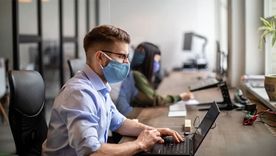 Estar presente se valora más que ser productivo en muchas empresa Foto: GETTY IMAGES