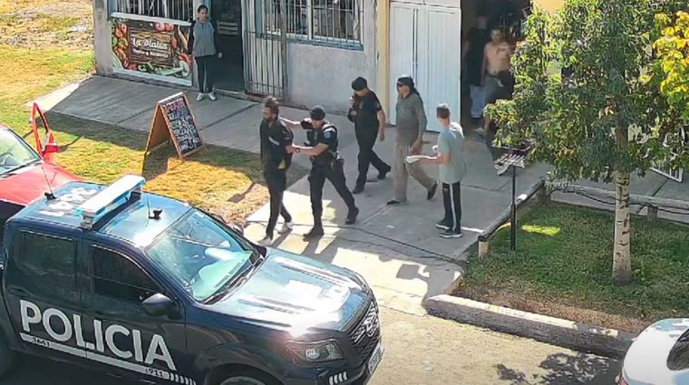 El momento en que se llevaron detenido al sospechoso del altercado en la carnicería de Maipú.&nbsp;