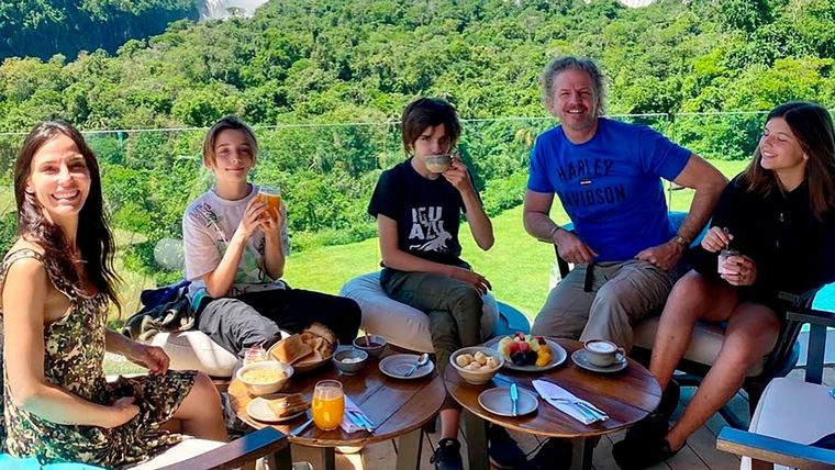 Los hijos de la pareja estudian a través de una plataforma virtual con el apoyo constante de tutores especializados. Los hijos de la pareja estudian a través de una plataforma virtual con el apoyo constante de tutores especializados.