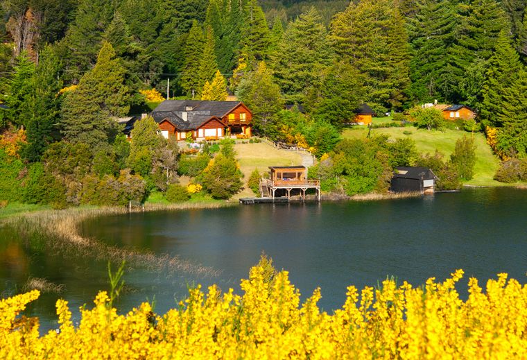 Bosques, lagos y montañas hacen de Villa La Angostura un refugio ideal.