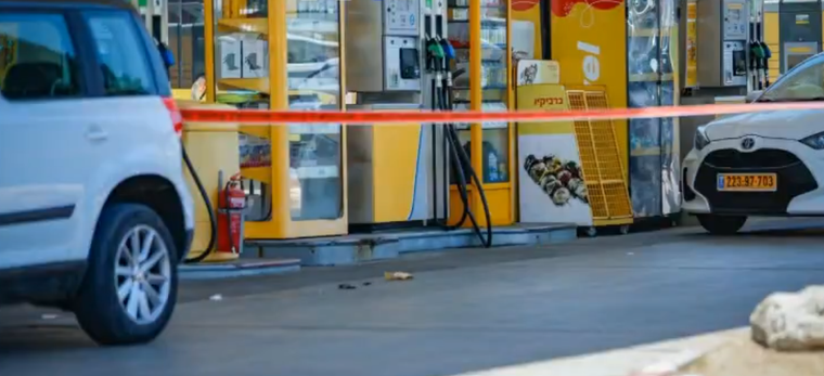 El atentado terrorista ocurrió en una estación de servicio donde el hombre abrió fuego indiscriminadamente contra civiles. El atentado terrorista ocurrió en una estación de servicio donde el hombre abrió fuego indiscriminadamente contra civiles.