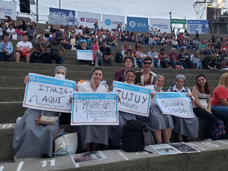 La congregación Pequeñas Hermanas Sagrada Familia se hizo presente en el Teatro Griego con las tradicionales pancartas