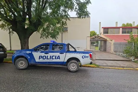 Una amenaza por tiroteo escrito en un mensaje en uno de los baños causó conmoción en la comunidad de una escuela de la ciudad de La Falda, en la provincia de Córdoba. Una amenaza por tiroteo escrito en un mensaje en uno de los baños causó conmoción en la comunidad de una escuela de la ciudad de La Falda, en la provincia de Córdoba.