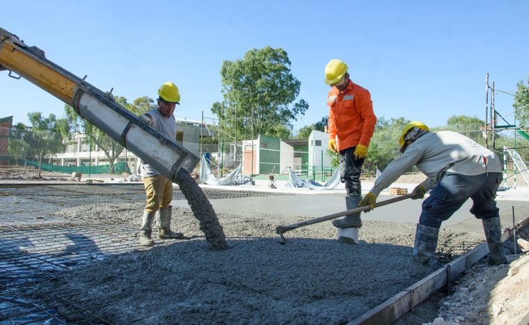 Operarios trabajan en el llenado de hormigón de los nuevos playones deportivos del Liceo Agrícola. Operarios trabajan en el llenado de hormigón de los nuevos playones deportivos del Liceo Agrícola.