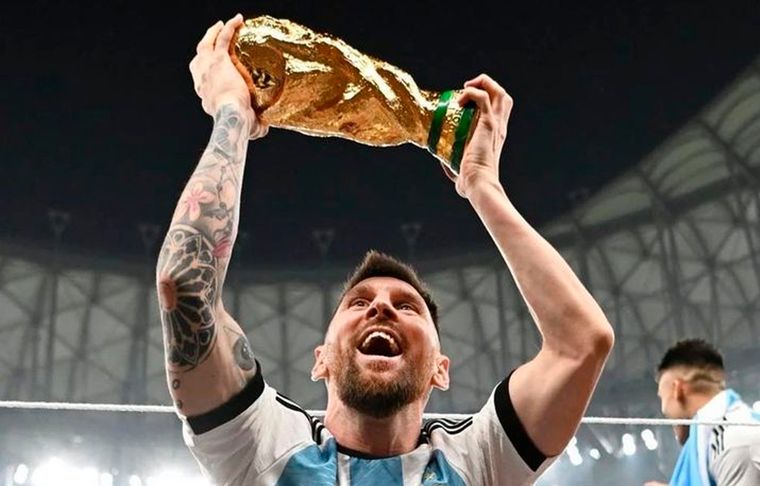 Lionel Messi El capitán argentino levantó una réplica de la Copa del Mundo en Lusail.