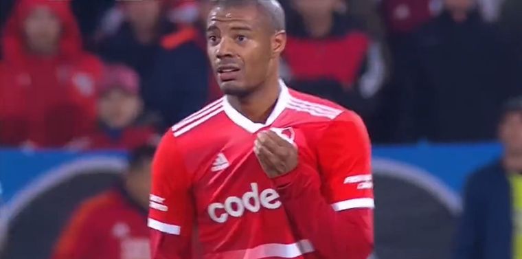 El uruguayo mostró su impotencia en la derrota del Millonario.